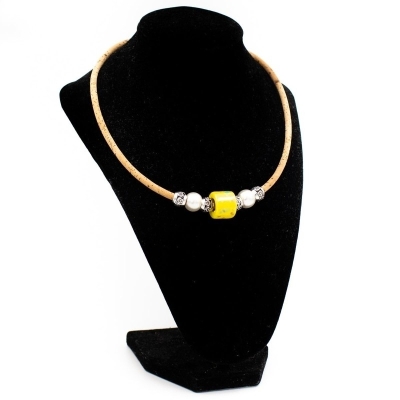 Collana realizzata in sughero naturale e porcellana gialla N-187